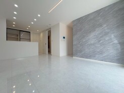 家族が一番集まる場所だから広々としつつも素敵な空間であって欲しい。みんながくつろぐリビングからキッチンまでが一つの空間のように繋がる間取り。
