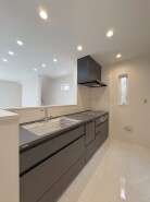 お料理をしながらリビングの家族やゲストとの会話が楽しめるカウンタータイプのキッチン。毎日のお料理を楽しく快適に。
