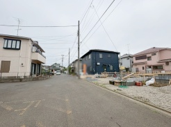 安心して暮らすことのできる住宅街。　住宅地の道路は一般に交通量が少なく車などの騒音が少ないため、住民にとって静かな生活環境が提供されます。
