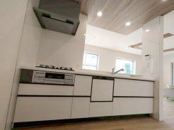 お料理をしながらリビングの家族やゲストとの会話が楽しめるカウンタータイプのキッチン。毎日のお料理を楽しく快適に。
