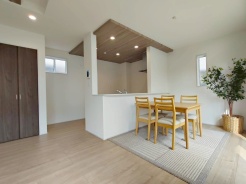 家族が食事するダイニングスペースをキッチンから見渡せる設計に。お料理をしながら家族とのコミュニケーションが増えそうな予感。
