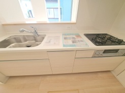 お料理をしながらリビングの家族やゲストとの会話が楽しめるカウンタータイプのキッチン。毎日のお料理を楽しく快適に。
