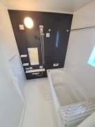 一日の疲れを癒してくれるゆったりとしたバスルームです。
