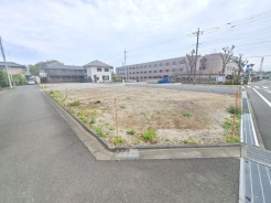 現地のご見学予約もスタートしました。周辺で売りに出ている物件も沢山御座います。まとめてご見学ができますのでお気軽にお申しつけください。
