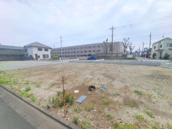 建築条件なしの敷地。弊社グループ「白馬建設」にて建物プランをご提案できます。実際の陽当たりやサイズ感を現地でお確かめください。

