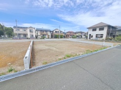 建築条件なしの敷地。弊社グループ「白馬建設」にて建物プランをご提案できます。実際の陽当たりやサイズ感を現地でお確かめください。

