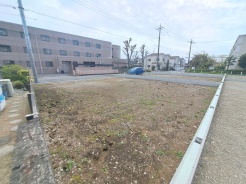 建築条件なしの敷地。弊社グループ「白馬建設」にて建物プランをご提案できます。実際の陽当たりやサイズ感を現地でお確かめください。

