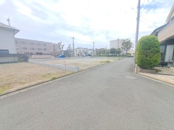 安心して暮らすことのできる住宅街。　住宅地の道路は一般に交通量が少なく車などの騒音が少ないため、住民にとって静かな生活環境が提供されます。
