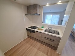 お料理をしながらリビングの家族やゲストとの会話が楽しめるカウンタータイプのキッチン。毎日のお料理を楽しく快適に。
