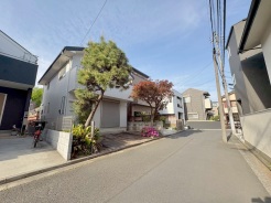 周辺は住宅が建ち並ぶ閑静な住宅街です。
