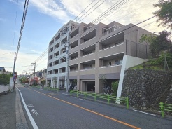 現地のご見学予約もスタートしました。周辺で売りに出ている物件も沢山御座います。まとめてご見学ができますのでお気軽にお申しつけください。
