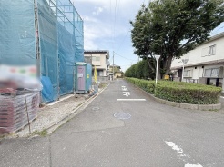 安心して暮らすことのできる住宅街。　住宅地の道路は一般に交通量が少なく車などの騒音が少ないため、住民にとって静かな生活環境が提供されます。
