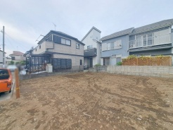 現地のご見学予約もスタートしました。周辺で売りに出ている物件も沢山御座います。まとめてご見学ができますのでお気軽にお申しつけください。
