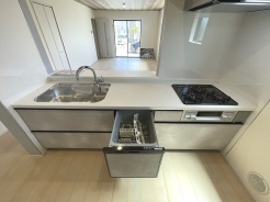 毎日の家事をサポートしてくれる食洗器も標準に装備。ちょっと嬉しい設備です
