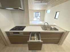 毎日の家事をサポートしてくれる食洗器も標準に装備。ちょっと嬉しい設備です
