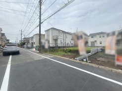 安心して暮らすことのできる住宅街。　住宅地の道路は一般に交通量が少なく車などの騒音が少ないため、住民にとって静かな生活環境が提供されます。
