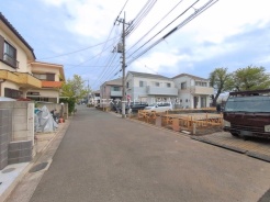 安心して暮らすことのできる住宅街。　住宅地の道路は一般に交通量が少なく車などの騒音が少ないため、住民にとって静かな生活環境が提供されます。
