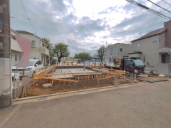 現在建物を建築中です、建築中の物件については現地確認の他、同施工会社の完成施工例のご案内、担当者のプレゼンテーションにてご検討ください。適切なご検討の方法をご説明させて頂きます。
