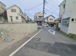 安心して暮らすことのできる住宅街。　住宅地の道路は一般に交通量が少なく車などの騒音が少ないため、住民にとって静かな生活環境が提供されます。

