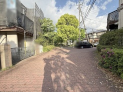 安心して暮らすことのできる住宅街。　住宅地の道路は一般に交通量が少なく車などの騒音が少ないため、住民にとって静かな生活環境が提供されます。
