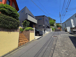 周辺は住宅が建ち並ぶ閑静な住宅街です。

