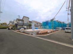 1号棟 安心して暮らすことのできる住宅街。　住宅地の道路は一般に交通量が少なく車などの騒音が少ないため、住民にとって静かな生活環境が提供されます。
