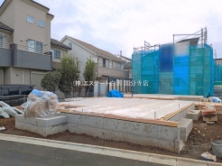 1号棟 現在建物を建築中です、建築中の物件については現地確認の他、同施工会社の完成施工例のご案内、担当者のプレゼンテーションにてご検討ください。適切なご検討の方法をご説明させて頂きます。
