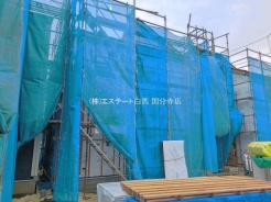 現在建物を建築中です、建築中の物件については現地確認の他、同施工会社の完成施工例のご案内、担当者のプレゼンテーションにてご検討ください。適切なご検討の方法をご説明させて頂きます。

