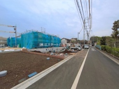 安心して暮らすことのできる住宅街。　住宅地の道路は一般に交通量が少なく車などの騒音が少ないため、住民にとって静かな生活環境が提供されます。
