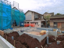 現在建物を建築中です、建築中の物件については現地確認の他、同施工会社の完成施工例のご案内、担当者のプレゼンテーションにてご検討ください。適切なご検討の方法をご説明させて頂きます。

