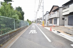 安心して暮らすことのできる住宅街。 住宅地の道路は一般に交通量が少なく車などの騒音が少ないため、住民にとって静かな生活環境が提供されます。