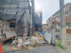 現在建物を建築中です、建築中の物件については現地確認の他、同施工会社の完成施工例のご案内、担当者のプレゼンテーションにてご検討ください。適切なご検討の方法をご説明させて頂きます。
