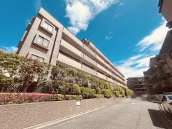 現地のご見学予約もスタートしました。周辺で売りに出ている物件も沢山御座います。まとめてご見学ができますのでお気軽にお申しつけください。
