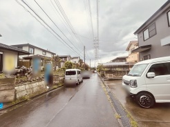安心して暮らすことのできる住宅街。　住宅地の道路は一般に交通量が少なく車などの騒音が少ないため、住民にとって静かな生活環境が提供されます。
