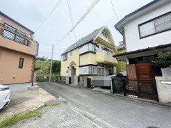 実際に室内をご見学頂くと生活のイメージが広がると思います。家具を置いたイメージや窓からの景色など。周辺で販売に出している物件も一緒にまとめてご見学頂き、比較する事もできます。お気軽に担当スタッフまでお申しつけください。
