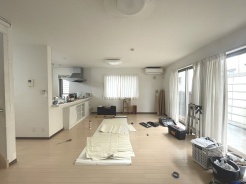 家族が一番集まる場所だから広々としつつも素敵な空間であって欲しい。みんながくつろぐリビングからキッチンまでが一つの空間のように繋がる間取り。
