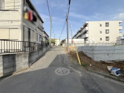 安心して暮らすことのできる住宅街。　住宅地の道路は一般に交通量が少なく車などの騒音が少ないため、住民にとって静かな生活環境が提供されます。
