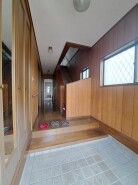 明るく広々とした玄関は、家に入る瞬間から心地よい居心地を感じさせます。