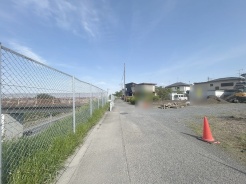 安心して暮らすことのできる住宅街。　住宅地の道路は一般に交通量が少なく車などの騒音が少ないため、住民にとって静かな生活環境が提供されます。
