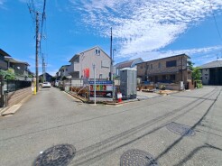 実際に室内をご見学頂くと生活のイメージが広がると思います。家具を置いたイメージや窓からの景色など。周辺で販売に出している物件も一緒にまとめてご見学頂き、比較する事もできます。お気軽に担当スタッフまでお申しつけください。
