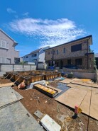 現在建物を建築中です、建築中の物件については現地確認の他、同施工会社の完成施工例のご案内、担当者のプレゼンテーションにてご検討ください。