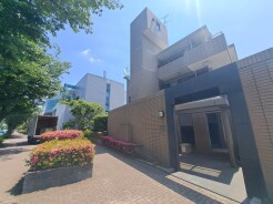 周辺のエリアで他にも沢山売りに出ている物件があります。インターネット掲載前の情報などもありますのでお気軽にお問合せください。まとめてご見学できます。
