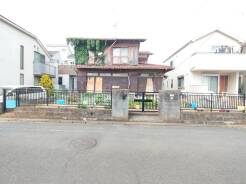 周辺は住宅が建ち並ぶ閑静な住宅街です。
