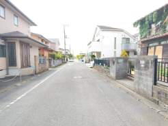 安心して暮らすことのできる住宅街。　住宅地の道路は一般に交通量が少なく車などの騒音が少ないため、住民にとって静かな生活環境が提供されます。
