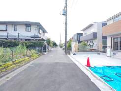周辺は住宅が建ち並ぶ閑静な住宅街です。
