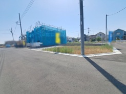 建築条件なしの敷地。弊社グループ「白馬建設」にて建物プランをご提案できます。実際の陽当たりやサイズ感を現地でお確かめください。

