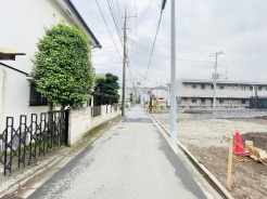 安心して暮らすことのできる住宅街。　住宅地の道路は一般に交通量が少なく車などの騒音が少ないため、住民にとって静かな生活環境が提供されます。
