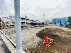 現在建物を建築中です、建築中の物件については現地確認の他、同施工会社の完成施工例のご案内、担当者のプレゼンテーションにてご検討ください。適切なご検討の方法をご説明させて頂きます。
