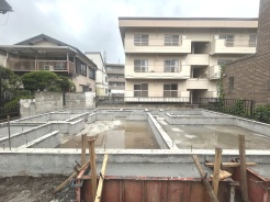 現在建物を建築中です、建築中の物件については現地確認の他、同施工会社の完成施工例のご案内、担当者のプレゼンテーションにてご検討ください。適切なご検討の方法をご説明させて頂きます。
