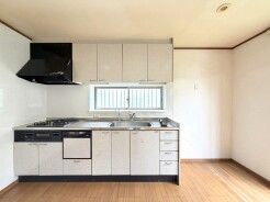 キッチンは壁付けタイプを採油。閉鎖的にならずに明るいキッチンスペースとしてご希望を頂く事も多いタイプ。
